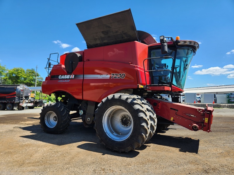 Combines & Harvesting Equipment  Case IH 7230 Combine   Photo