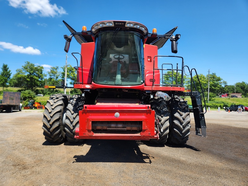 Combines & Harvesting Equipment  Case IH 7230 Combine   Photo