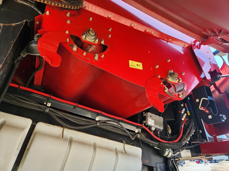 Combines & Harvesting Equipment  Case IH 7230 Combine   Photo