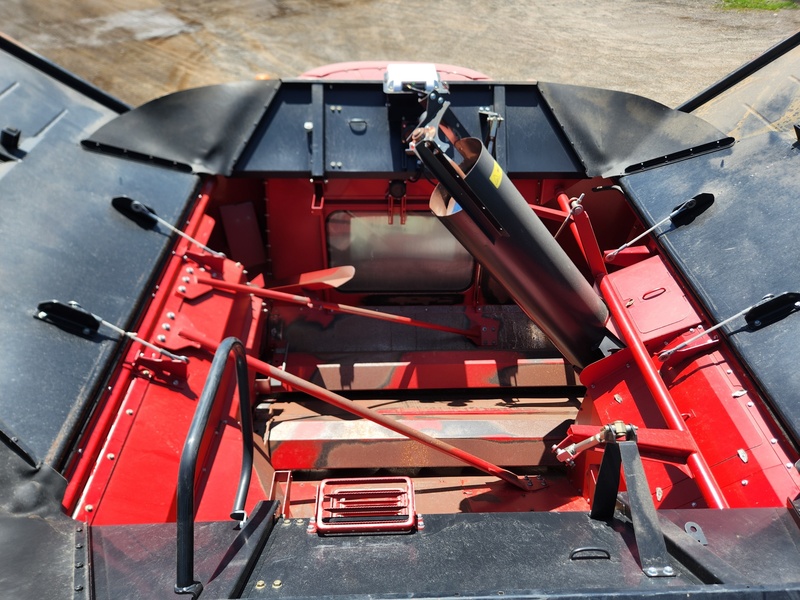 Combines & Harvesting Equipment  Case IH 7230 Combine   Photo