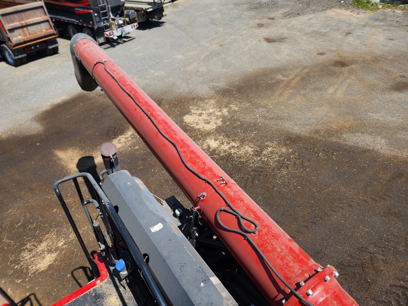 Combines & Harvesting Equipment  Case IH 7230 Combine   Photo