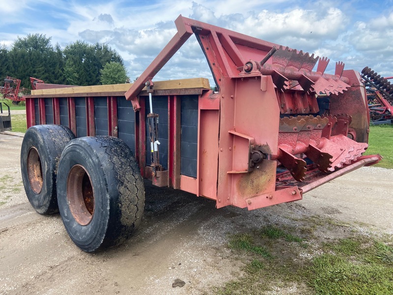 Manure Equipment  Hagedorn 275 Hydra-Push Manure Spreader Photo