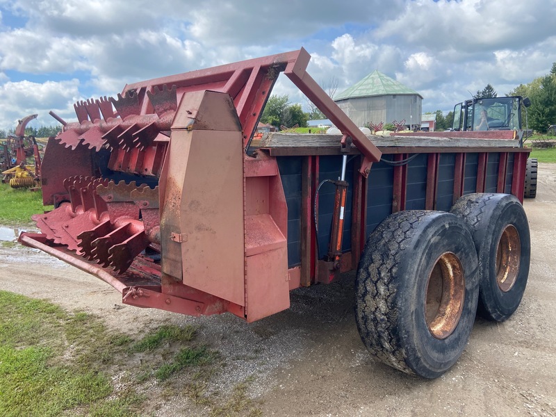 Manure Equipment  Hagedorn 275 Hydra-Push Manure Spreader Photo