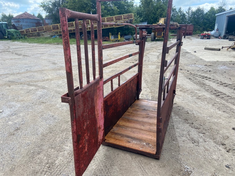 Hay/Forage/Livestock  Cattle Squeeze Chute Photo