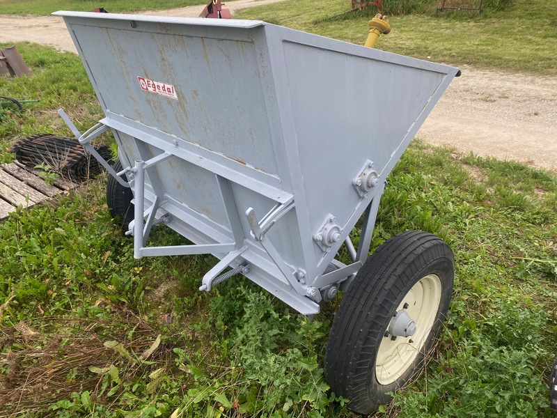 Chemical/Fertilizer Application  Egedal Line-Fertilizer Speader - PTO Drive Photo