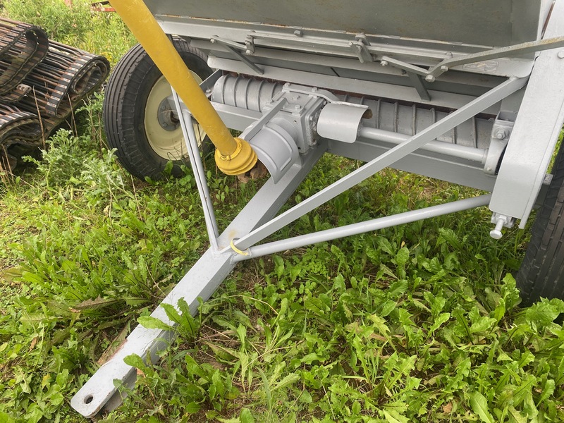 Chemical/Fertilizer Application  Egedal Line-Fertilizer Speader - PTO Drive Photo