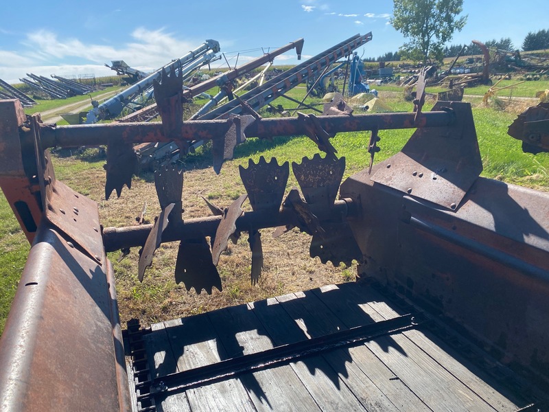 Manure Equipment  New Holland 328 Manure Spreader Photo